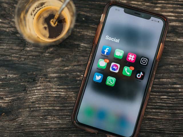 Mobil med sociala media-ikoner. Tips för marknadsföring på sociala medier